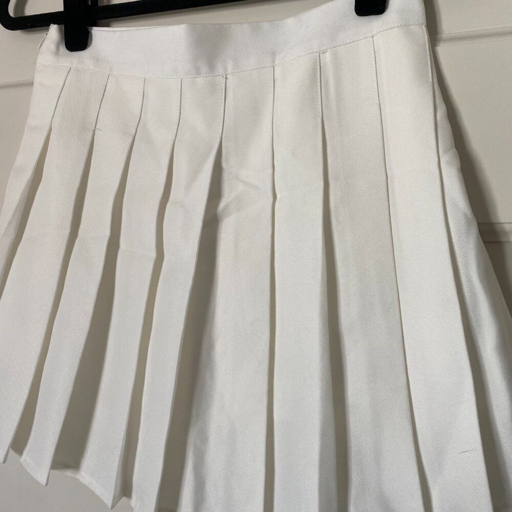 Classic White Pleated Mini Skirt - Picture 2 of 4